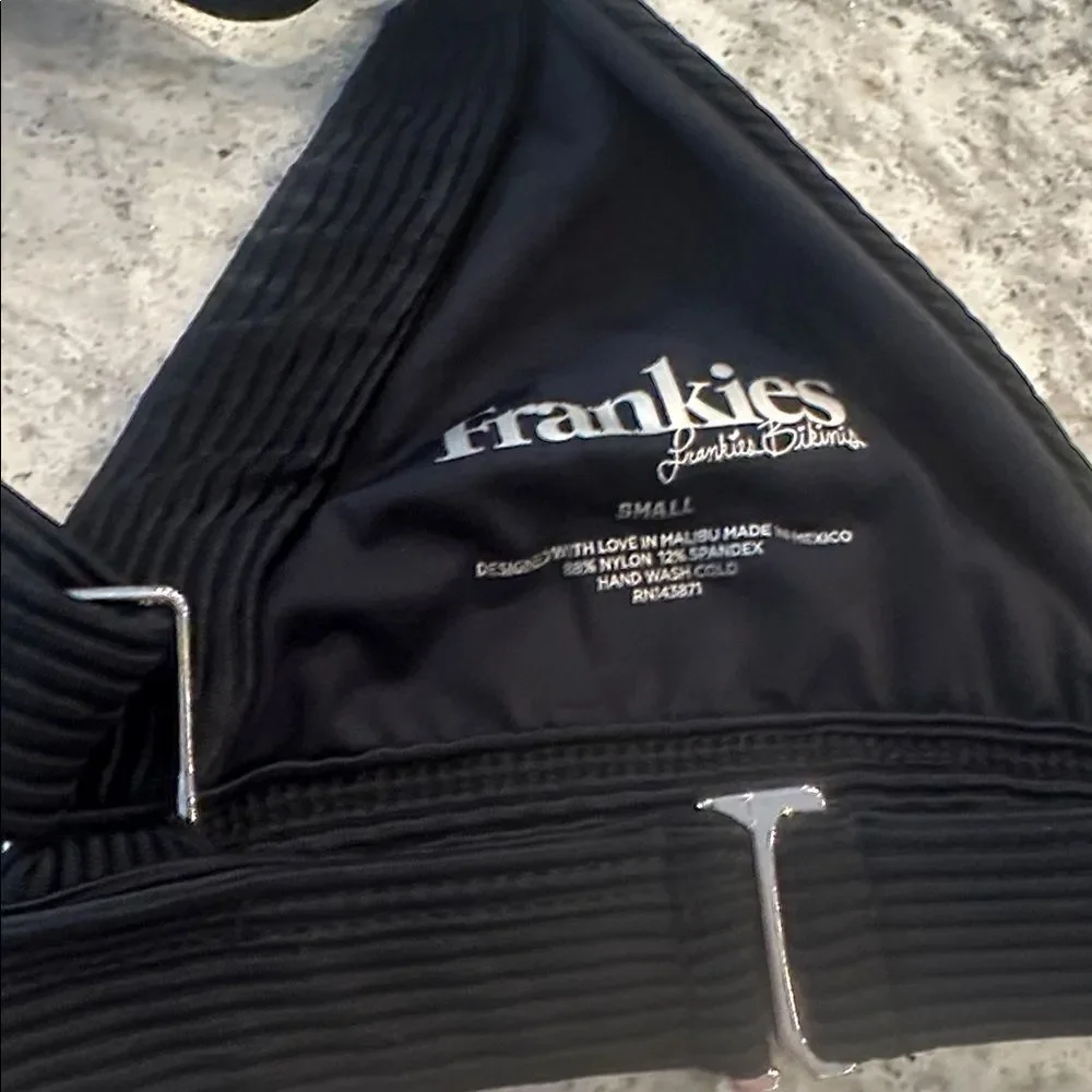 🖤 Frankies Bikinis Ribbed Triangle Bikini Top – Black, Size Small
